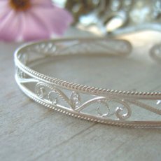画像1: 【バングル】アンティーク風細めのアラベスクバングル（シルバー）silver925【透かしパーツ】【フィリグリー】【silver925】 (1)