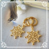 銀線細工で雪の結晶を表現しました。雪の結晶のイヤリング用チャーム・ピアス用チャーム付替えチャームで耳元のおしゃれを楽しめる。