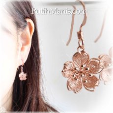 画像1: 桜チャームのドロップピアス｜密に銀線を詰めたタイトタイプの花びら・K24GPK18GP【金属アレルギーの方に配慮したニッケルフリー加工】 (1)