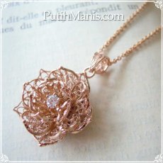 画像8: 蓮の花のネックレス(M1)｜CZ一粒石を入れた大きめロータス、蓮の花のチャーム【金属アレルギーの方に配慮したニッケルフリー加工】 (8)