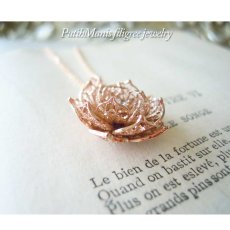 画像5: 蓮の花のネックレス(M1)｜CZ一粒石を入れた大きめロータス、蓮の花のチャーム【金属アレルギーの方に配慮したニッケルフリー加工】 (5)