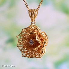 画像1: 蓮の花のネックレス(M1)｜CZ一粒石を入れた大きめロータス、蓮の花のチャーム【金属アレルギーの方に配慮したニッケルフリー加工】 (1)