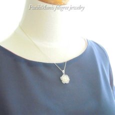 画像2: 蓮の花のネックレス(M1)｜CZ一粒石を入れた大きめロータス、蓮の花のチャーム【silver925】 (2)
