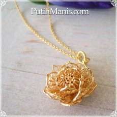 画像4: 蓮の花のネックレス(M2)｜本物の蓮の花・金輪蓮を銀線細工で美しく忠実に表現したチャーム【金属アレルギーの方に配慮したニッケルフリー加工】 (4)