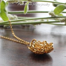 画像6: 蓮の花のネックレス(M2)｜本物の蓮の花・金輪蓮を銀線細工で美しく忠実に表現したチャーム【金属アレルギーの方に配慮したニッケルフリー加工】 (6)