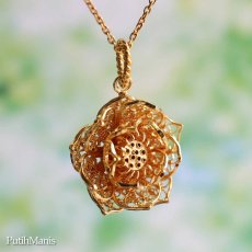 画像3: 蓮の花のネックレス(M2)｜本物の蓮の花・金輪蓮を銀線細工で美しく忠実に表現したチャーム【金属アレルギーの方に配慮したニッケルフリー加工】 (3)