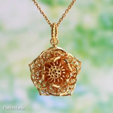 画像1: 蓮の花のネックレス(M2)｜本物の蓮の花・金輪蓮を銀線細工で美しく忠実に表現したチャーム【金属アレルギーの方に配慮したニッケルフリー加工】 (1)