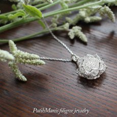 画像2: 蓮の花のネックレス｜本物の蓮の花・金輪蓮を銀線細工で忠実に表現したチャーム【silver925】 (2)