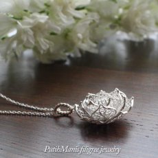画像4: 蓮の花のネックレス｜本物の蓮の花・金輪蓮を銀線細工で忠実に表現したチャーム【silver925】 (4)