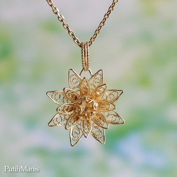 画像1: 蓮の花のネックレス(M3)｜蓮の花をモデルに軽やかに表現したチャーム【金属アレルギーの方に配慮したニッケルフリー加工】