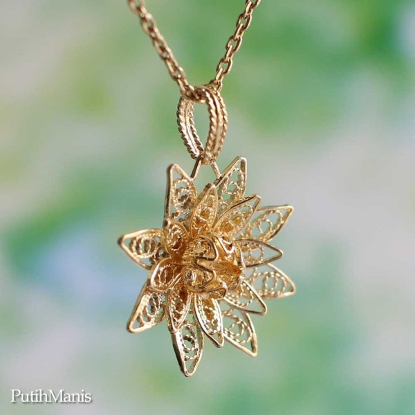 画像3: 蓮の花のネックレス(M3)｜蓮の花をモデルに軽やかに表現したチャーム【金属アレルギーの方に配慮したニッケルフリー加工】