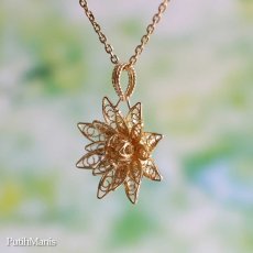 画像4: 蓮の花のネックレス(M3)｜蓮の花をモデルに軽やかに表現したチャーム【金属アレルギーの方に配慮したニッケルフリー加工】 (4)