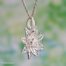 画像2: 蓮の花のネックレス(M3)｜蓮の花を現地職人が軽やかに表現したチャーム【silver925】 (2)