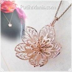画像1: 桜（L）のネックレス｜本物のさくら・サクラ・Sakuraと同じ大きさのチャーム【ニッケルフリーで金属アレルギーの方にも安心なゴールド加工】 (1)