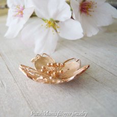 画像9: 桜（L）のネックレス｜本物のさくら・サクラ・Sakuraと同じ大きさのチャーム【ニッケルフリーで金属アレルギーの方にも安心なゴールド加工】 (9)