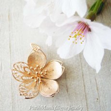 画像10: 桜（L）のネックレス｜本物のさくら・サクラ・Sakuraと同じ大きさのチャーム【ニッケルフリーで金属アレルギーの方にも安心なゴールド加工】 (10)