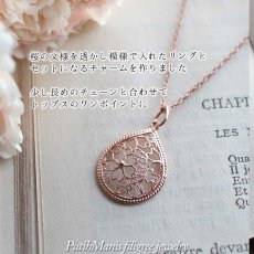 画像2: 桜の文様を銀線細工の透かしで入れたしずく型のゴールドペンダントトップ[ch71-g-n]ネックレス用【金属アレルギーに配慮したニッケルフリー】 (2)