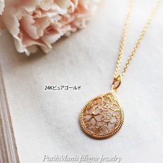 画像6: 桜の文様を銀線細工の透かしで入れたしずく型のゴールドペンダントトップ[ch71-g-n]ネックレス用【金属アレルギーに配慮したニッケルフリー】 (6)