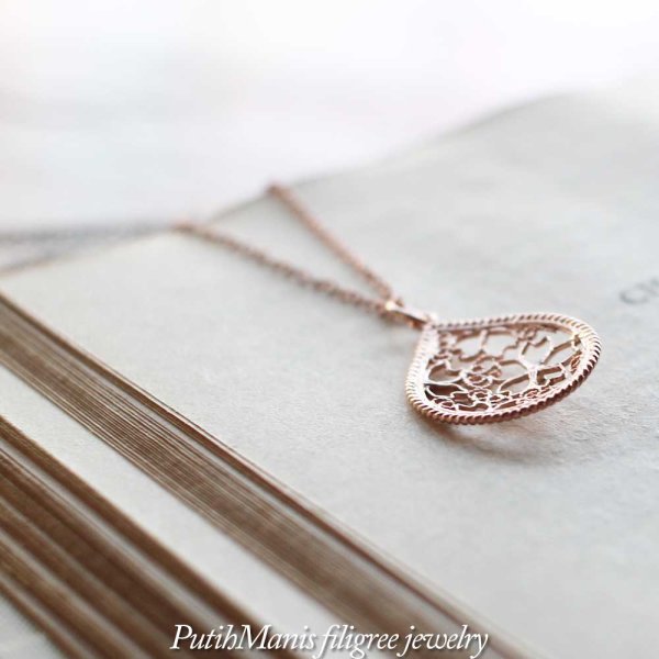 画像8: 桜の文様を銀線細工の透かしで入れたしずく型のゴールドペンダントトップ[ch71-g-n]ネックレス用【金属アレルギーに配慮したニッケルフリー】