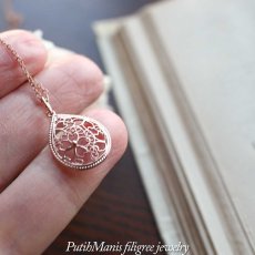 画像9: 桜の文様を銀線細工の透かしで入れたしずく型のゴールドペンダントトップ[ch71-g-n]ネックレス用【金属アレルギーに配慮したニッケルフリー】 (9)