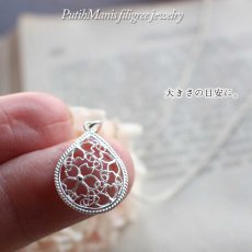 画像5: 桜の文様を銀線細工の透かしで入れたしずく型のペンダントトップsilver925 [ch71-si-n]ネックレス用 (5)