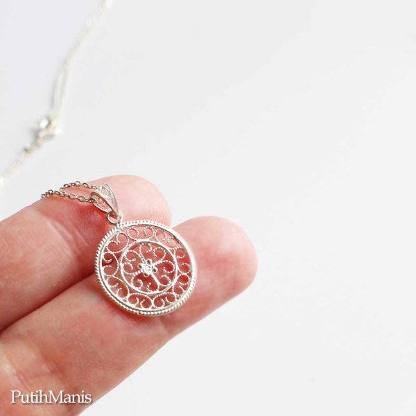 画像5: コインチャームネックレスsilver925　銀線細工のサークルチャームにアイアンクロス【silver925】