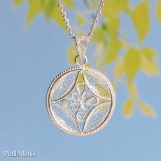 画像1: コインチャームネックレスsilver925　銀線細工のサークルチャームにタイトなフラワークロス【silver925】 (1)