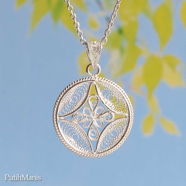 画像7: コインチャームネックレスsilver925　銀線細工のサークルチャームにタイトなフラワークロス【silver925】