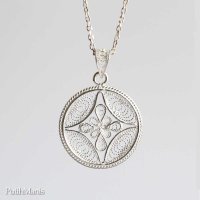 コインチャームネックレスsilver925　銀線細工のサークルチャームにタイトなフラワークロス【silver925】