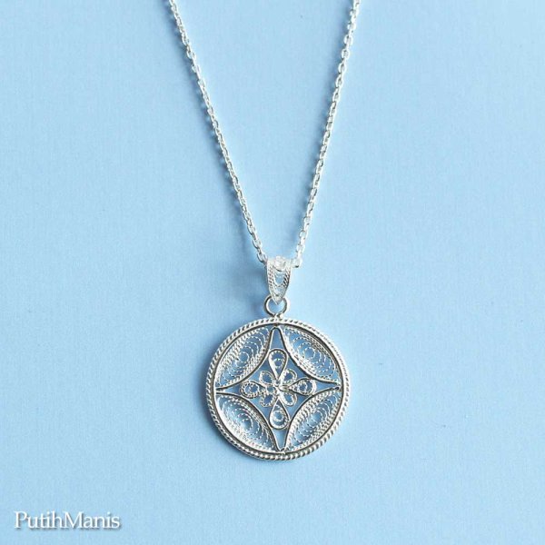 画像5: コインチャームネックレスsilver925　銀線細工のサークルチャームにタイトなフラワークロス【silver925】