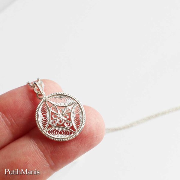 画像4: コインチャームネックレスsilver925　銀線細工のサークルチャームにタイトなフラワークロス【silver925】