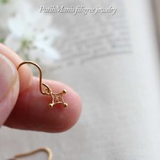 画像4: 小さな透かしの雪の結晶・ひし形チャームのゴールドドロップアス 【ニッケルフリー】【金属アレルギー】 (4)