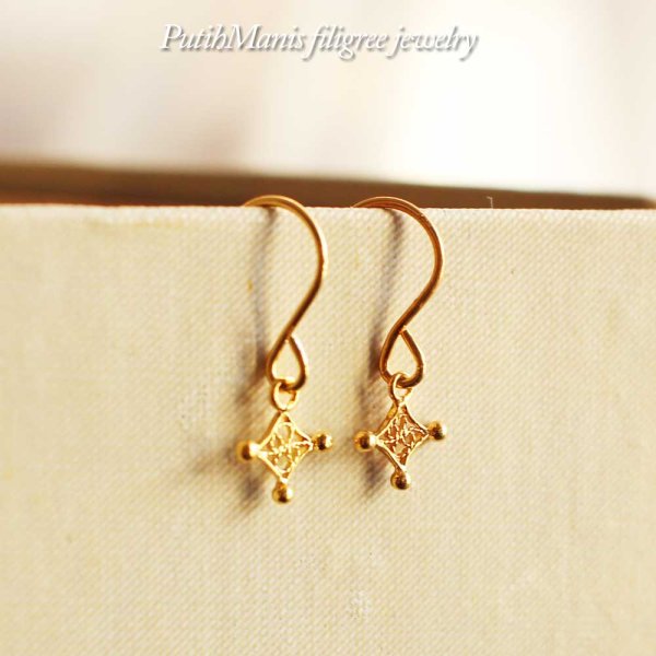 画像7: 小さな透かしの雪の結晶・ひし形チャームのゴールドドロップアス 【ニッケルフリー】【金属アレルギー】