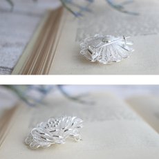 画像5: レースの花びらがたくさんつまったお花のブローチ(d-05-si) (5)