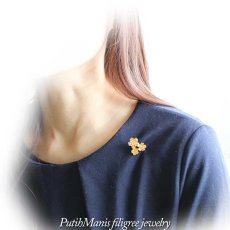 画像8: 桜３輪のブローチ・ゴールド (8)
