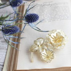 画像3: 絡まる蔦が良いバランスの大振りなお花のブローチ｜銀線細工のブローチ【金属アレルギーの方に配慮したニッケルフリー加工】 (3)