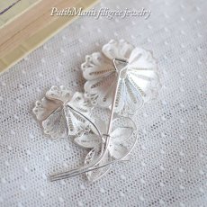 画像3: 絡まる蔦が良いバランスの大振りなお花のブローチ (3)