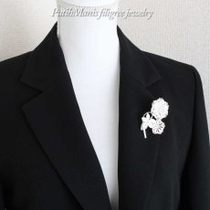 画像4: 絡まる蔦が良いバランスの大振りなお花のブローチ (4)