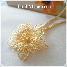 画像1: クレマチスのお花のロングネックレス｜銀線細工の透かしの花びらが美しい大きめのお花のチャーム【金属アレルギーの方に配慮したニッケルフリー加工】 (1)