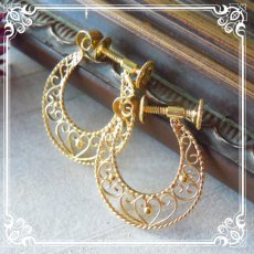 画像1: フレンチアンティーク風クレセント・三日月型の透かし細工のフープイヤリング・ゴールド【金属アレルギーの方に配慮したニッケルフリー加工】 (1)