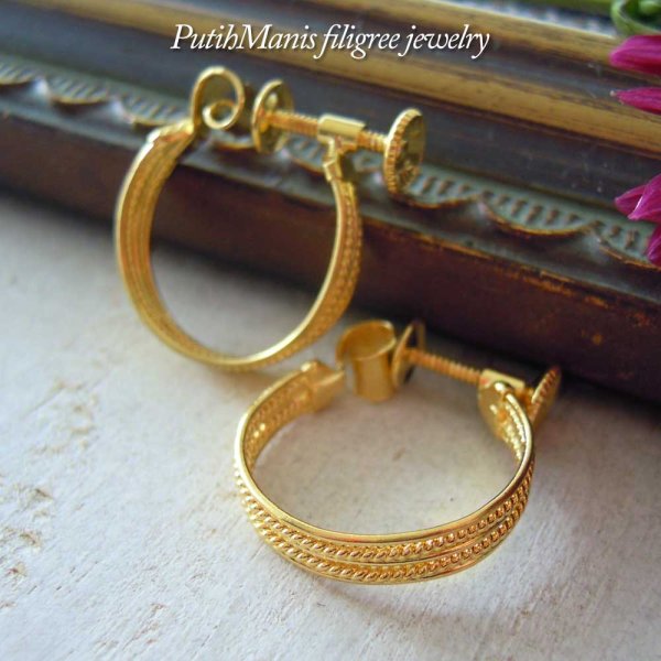 画像4: ツイストワイヤーを挟んだシンプル５連リングのフープイヤリング【金属アレルギーの方に配慮したニッケルフリー加工】