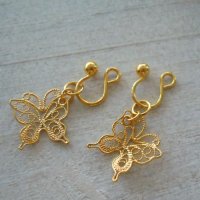 透かしが華奢で綺麗な蝶々チャームのゴールドイヤリング【金属アレルギーの方に配慮したニッケルフリー加工】
