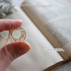 画像3: アラベスク・ドーナツチャームのネックレス｜銀線細工・フィリグリーで仕上げた蔦の葉の模様が美しいミドルサイズチャーム【金属アレルギーの方に配慮したニッケルフリー加工】 (3)
