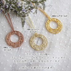 画像4: アラベスク・ドーナツチャームのネックレス｜銀線細工・フィリグリーで仕上げた蔦の葉の模様が美しいミドルサイズチャーム【金属アレルギーの方に配慮したニッケルフリー加工】 (4)