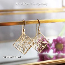 画像4: 百合文様の透かしチャーム、ゴールドピアス【24K】【フィリグリー・銀線細工】【金属アレルギー】【ニッケルフリー】 (4)