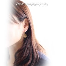 画像10: 百合文様の透かしチャーム、ゴールドピアス【24K】【フィリグリー・銀線細工】【金属アレルギー】【ニッケルフリー】 (10)