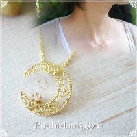 三日月と星のゴールドネックレス・銀線細工のアイアンワークとジルコニアストーンの組み合わせ[fil21-g-n]【金属アレルギーに配慮したニッケルフリー】