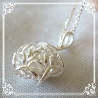 ローズチャームネックレス｜銀線細工で作った繊細な透かしの花びらを重ねた美しい薔薇・バラのシルバーネックレスsilver925