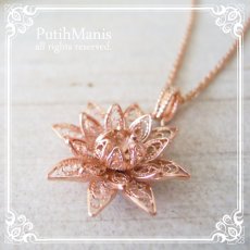 画像9: 蓮の花のネックレス(M3)｜蓮の花をモデルに軽やかに表現したチャーム【金属アレルギーの方に配慮したニッケルフリー加工】 (9)