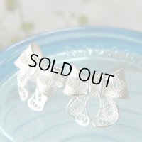 【リボン】繊細で華奢なリボンのシルバーピアス【silver925】【フィリグリー・銀線細工】